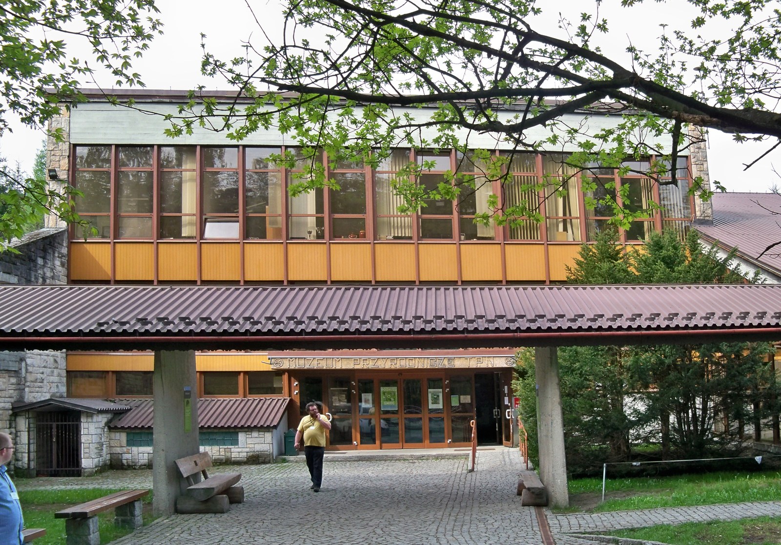 Wejście do Centrum Edukacji Przyrodniczej TPN w Zakopanem z napisem Muzeum Przyrodnicze TPN nad drzwiami