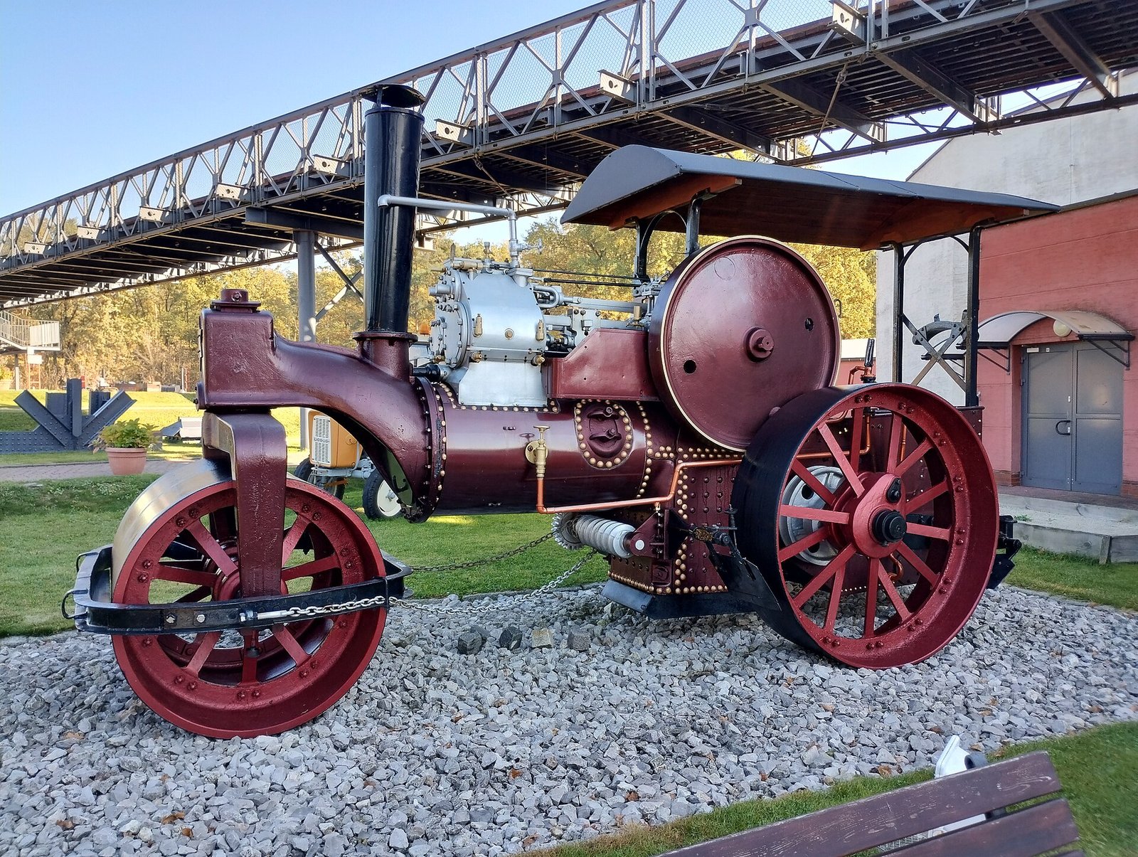 Walec parowy Henschel na ekspozycji plenerowej Muzeum Drogownictwa w Szczucinie