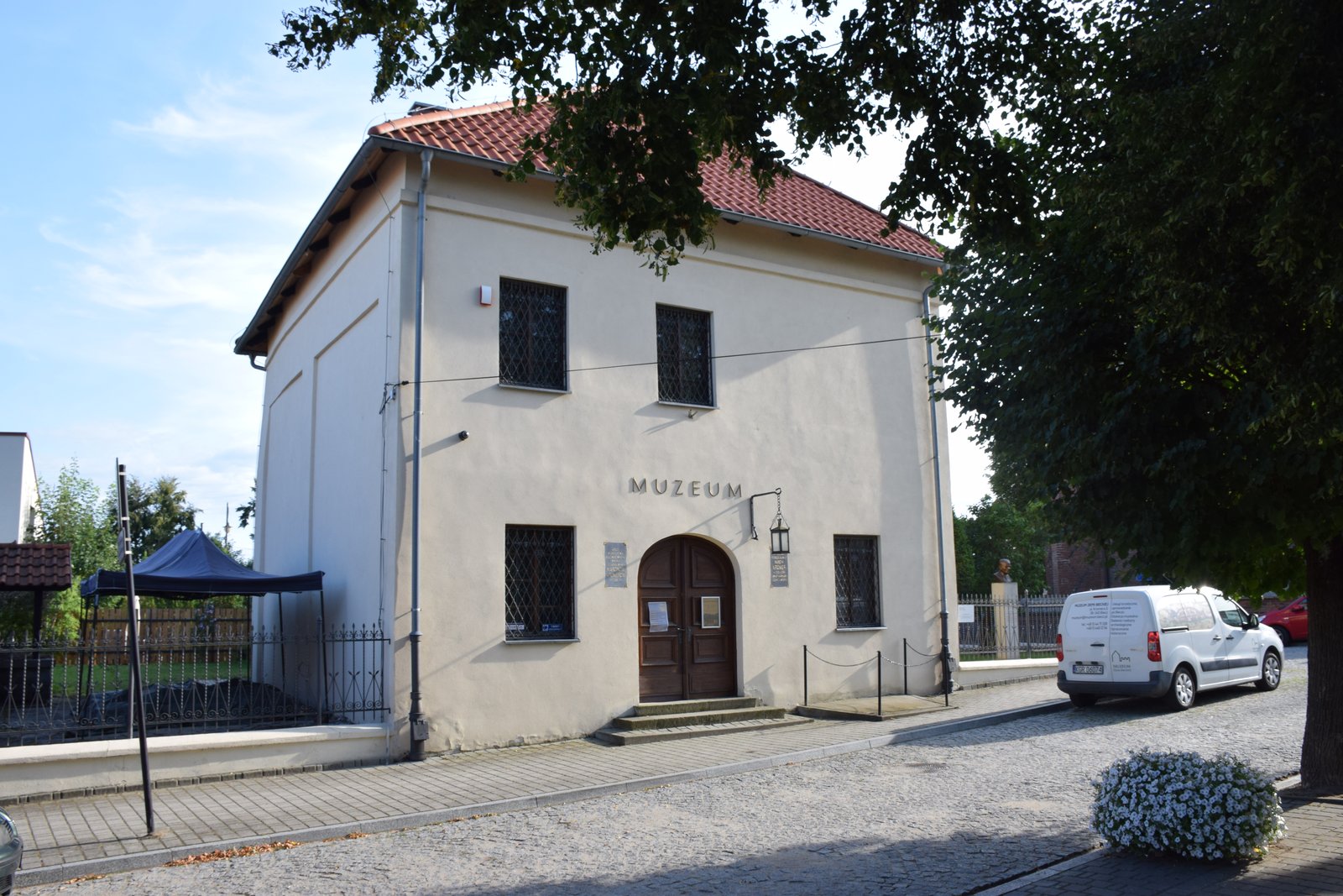 Kamienica Dom Kromera z napisem Muzeum przy ulicy w Bieczu