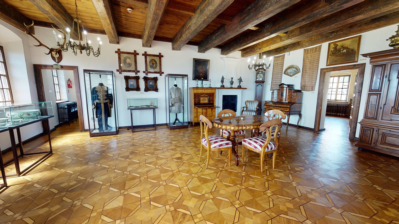 Mieszczańskie wnętrze z meblami, portretami i strojami w gablotach w Muzeum Ziemi Bieckiej