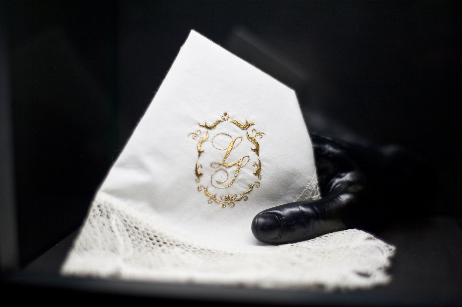 Haftowana chusteczka z monogramem w gablocie Muzeum Kościuszkowskiego w Krakowie